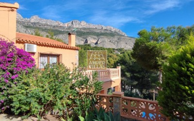 Chalet con apartamento de invitados y bonitas vistas a la montaña en Altea